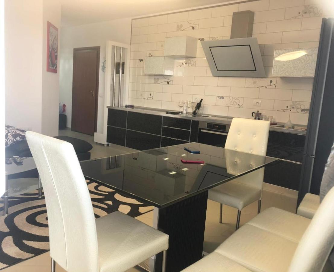 Vale House Holiday Apartment Вльора Екстер'єр фото